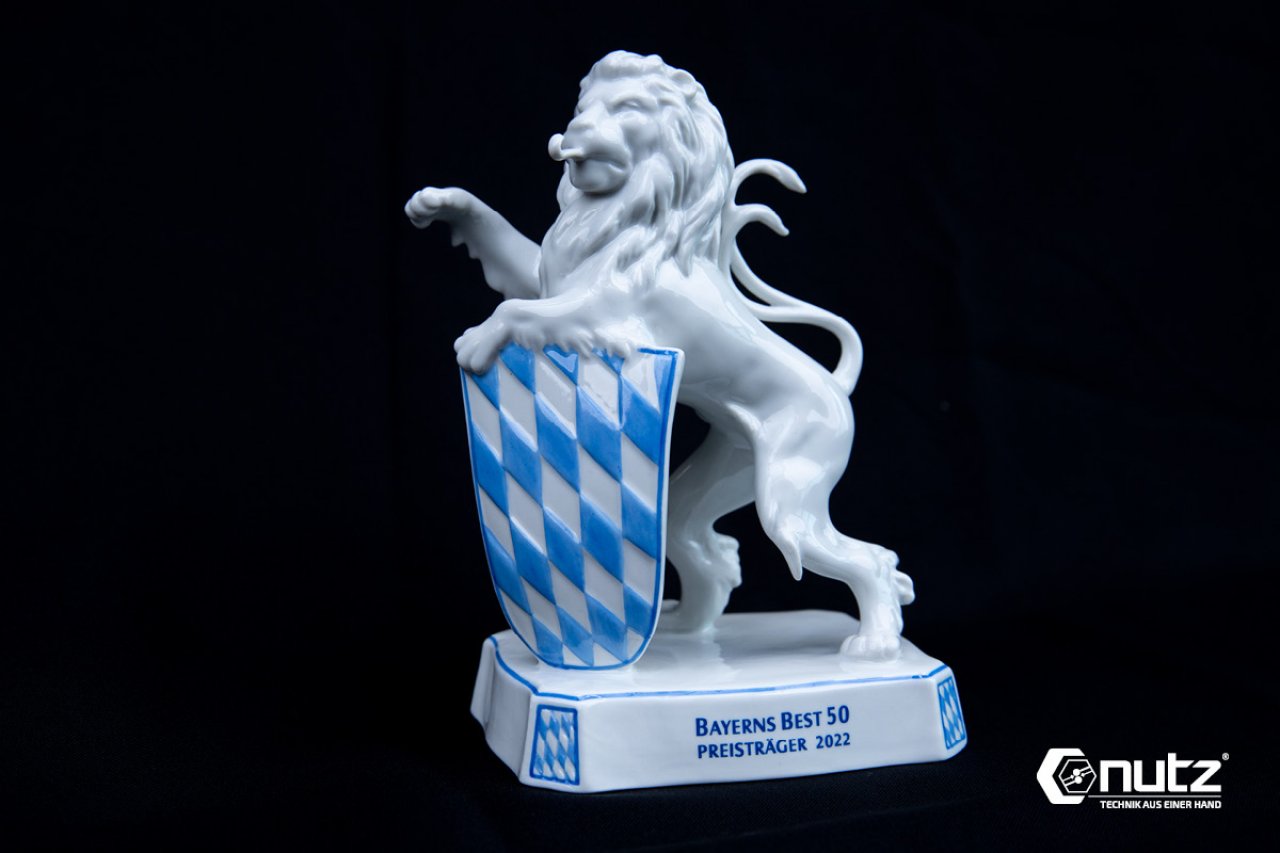 Bayerns Best 50: Nutz GmbH erhält Auszeichnung 2022 - weißer Porzellanlöwe